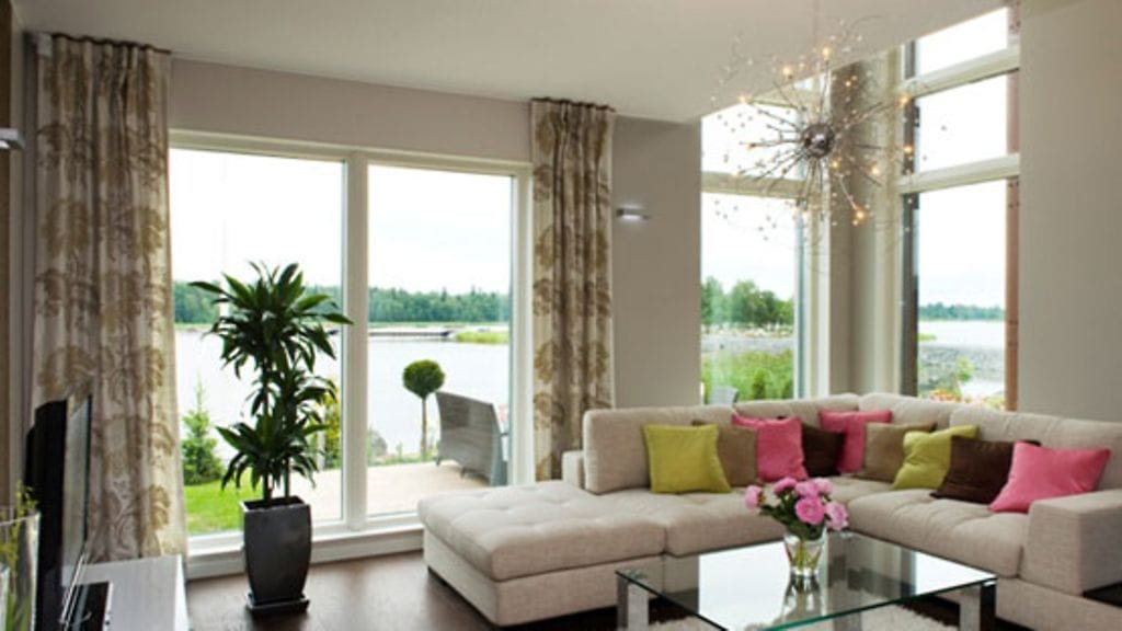 Tyynyt tuovat väriä tilaan (Suomen Asuntomessut)