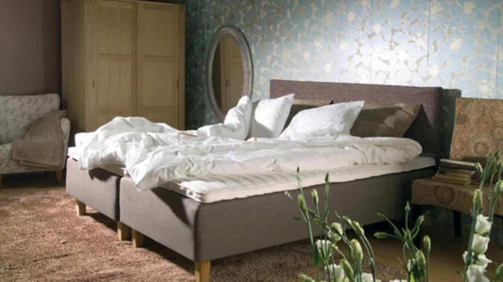 Sänky on makuuhuoneen sydän. Kuva: Asko