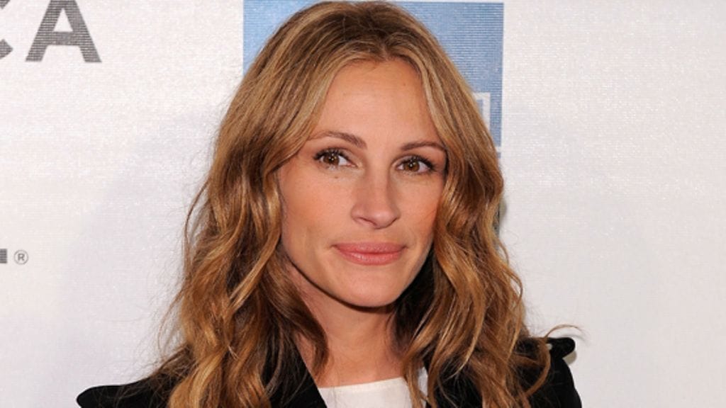 Julia Roberts (vas.) kesällä 2011, ja oikealla kielletty mainoskuva.