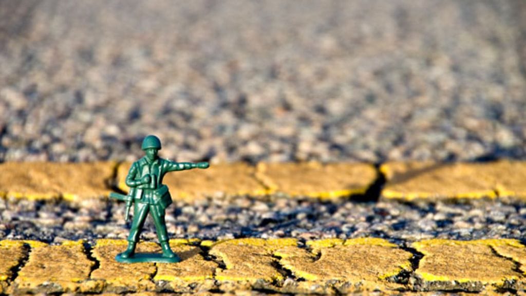 Pienet ihmiset keskellä harmaata kaupunkia tuovat taidetta arkeen.