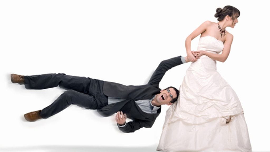 Hän sanoo minua kontrolloivaksi, manipuloivaksi egomaanikoksi.