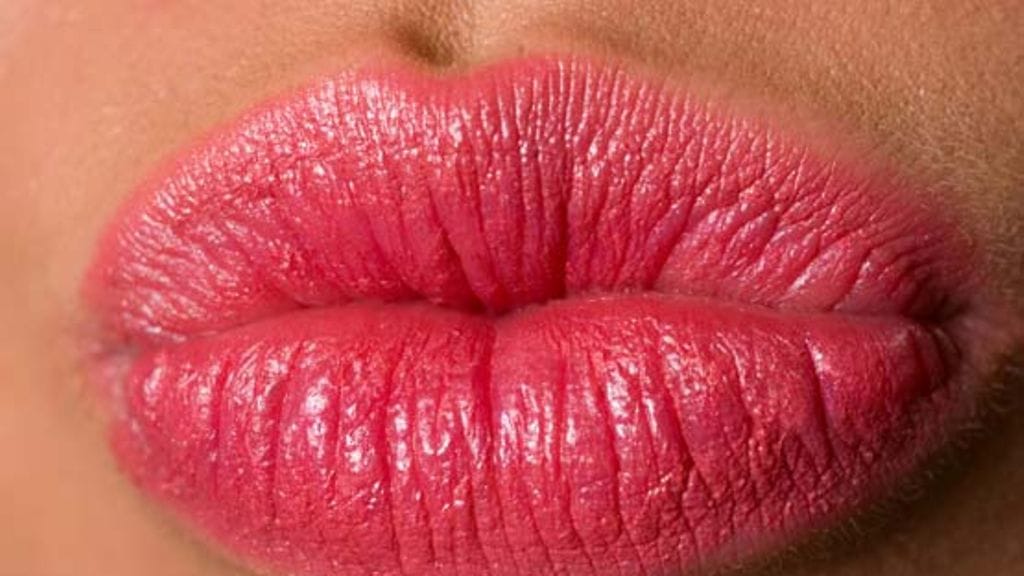 Yhdysvaltalaisen tutkimuksen mukaan noin 92 prosenttia ihmisistä pitää silmänsä kiinni suudellessaan heille rakasta ihmistä. Kuva: Shutterstock