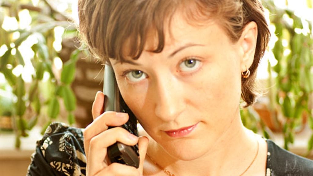 Aikuisista 13 prosenttia teeskenteleei käyttävänsä kännykkäänsä, jottei heidän tarvitsisi puhua muiden kanssa.