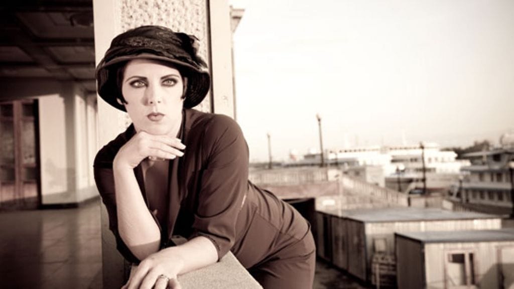 Vuonna 1939 julkaistu opas kehottaa sinkkunaista liikkumaan Manhattanilla vain esiliinana toimivan miehen kanssa.