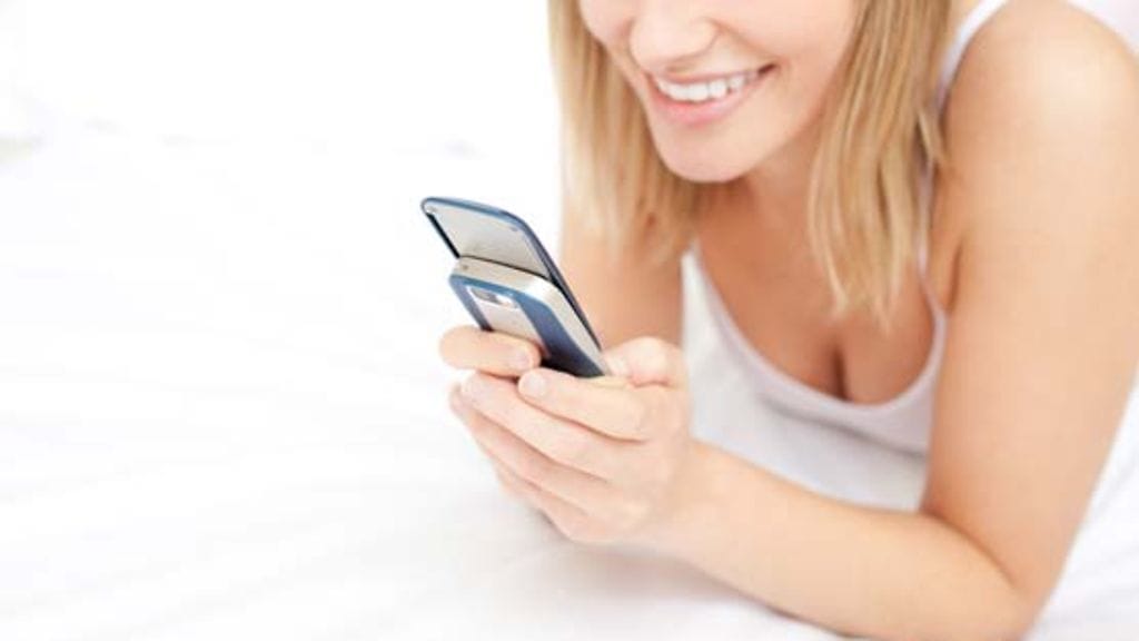 Näin tekstiviestittelet miehellesi oikein.