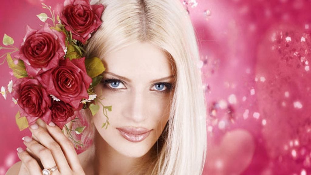 Kiinalainen taiteilija Ju Duoqi tekee eroottista taidetta kaalista.