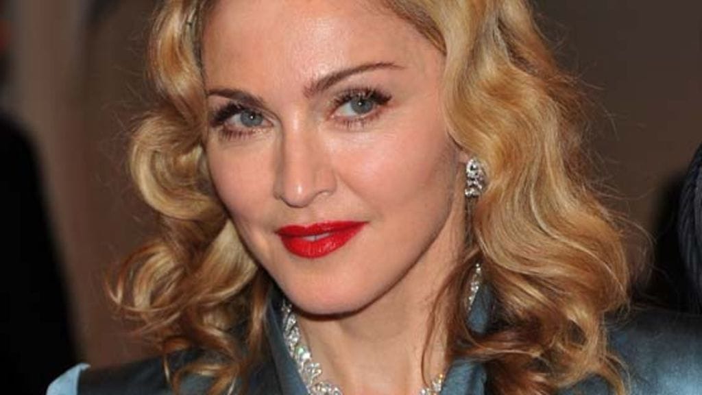 Madonna tyttömäisessä kasarityylissään Venetsian filmijuhlilla 2011.