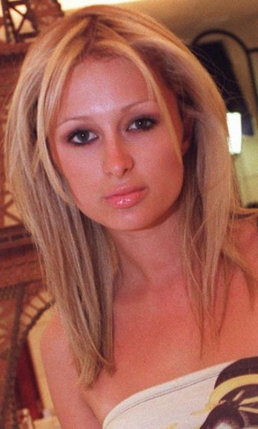 Paris Hilton esiintyi vielä vuonna 1999 ruskeasilmäisenä.