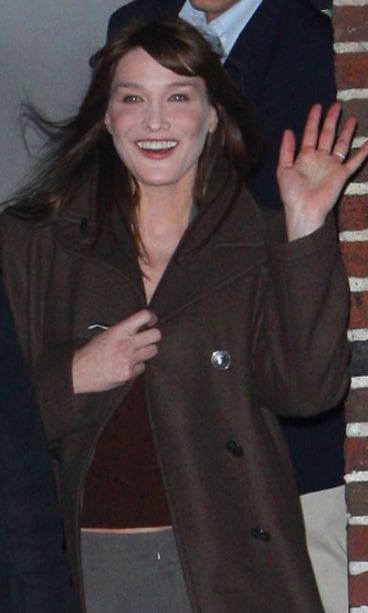 Carla Brunin Botoxin käyttä on mennyt överiksi. Naisen silmät ja hamsteriposket kertovat totuuden.