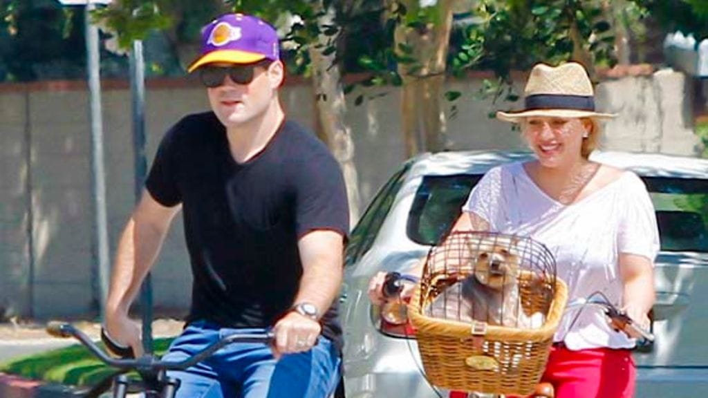 Hilary Duff kuvattiin pyöräretkellä miehensä Mike Comrienin ja lemmikkien kanssa.
