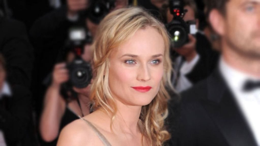 Seksikäs pörrö miellyttää miehiä