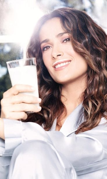 Salma Hayek maitomainoksessa.