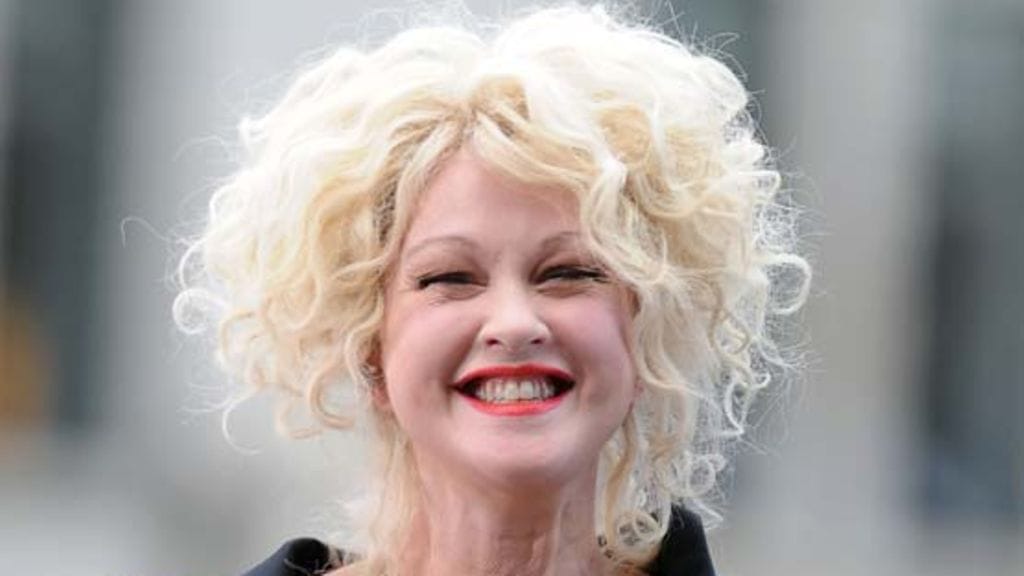 Cyndi Lauper avasi suojakodin kodittomille homoseksuaaleille.