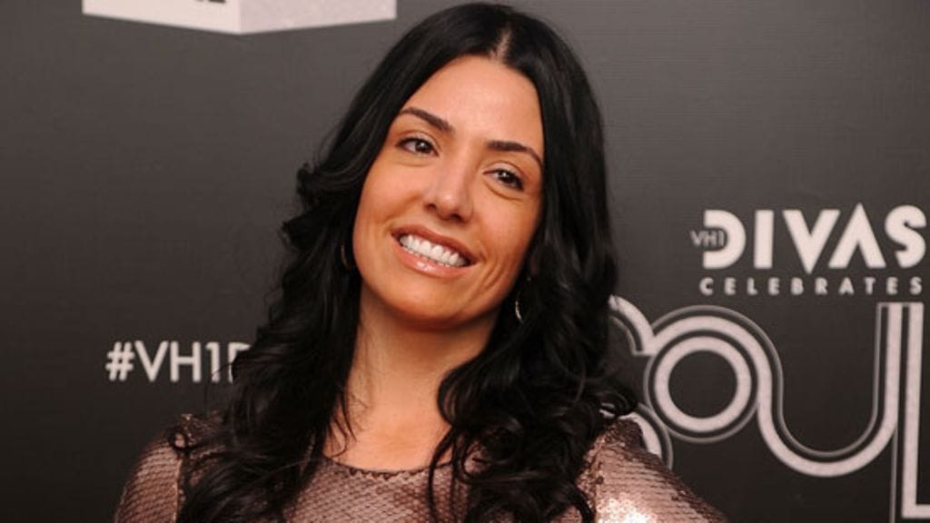 Pronssinvärinen kimaltava mekko on kuin tehty Ramona Rizzon päälle.