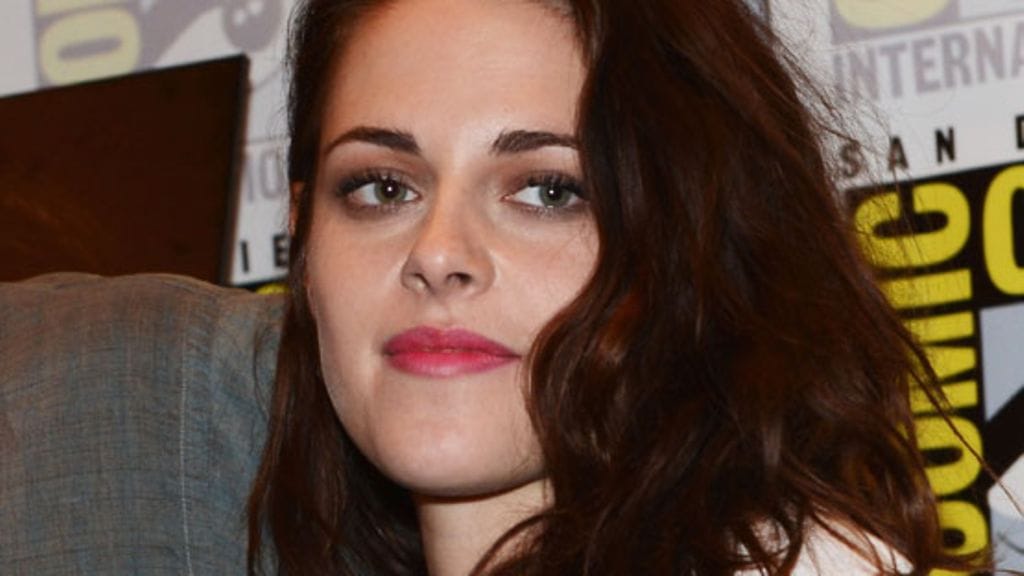 Kristen Stewartia pilkataan t-paidassa