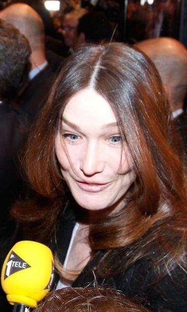 Carla Brunin kasvot herättävät kritiikkiä.