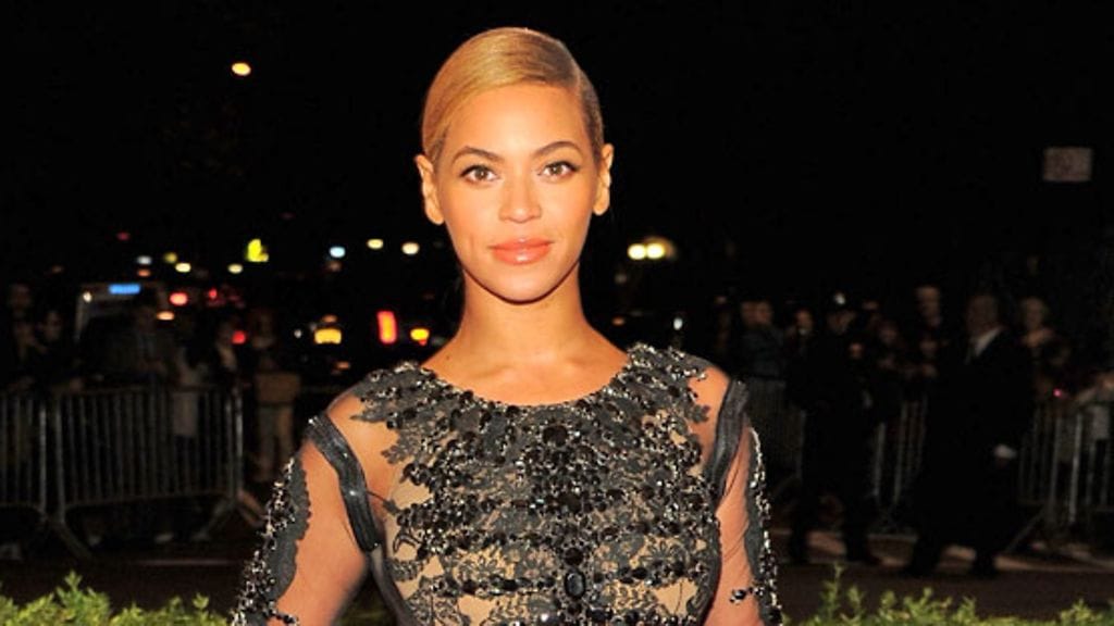 Beyonce Knowles aiheutti kohun pulloruokinnalla.