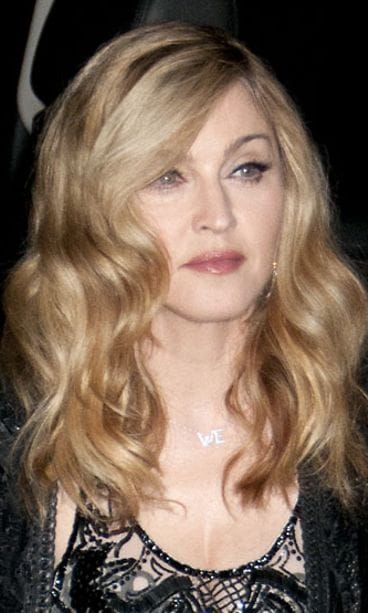 Madonnan huhutaan nostattaneen poskipäitään ja käyttäneen muun muassa Botoxia.