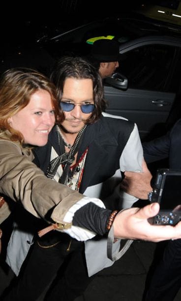 Fani nappasi yhteiskuvan itsestään ja Johnny Deppistä Dark Shadows -elokuvan ensi-illassa Lontoossa.