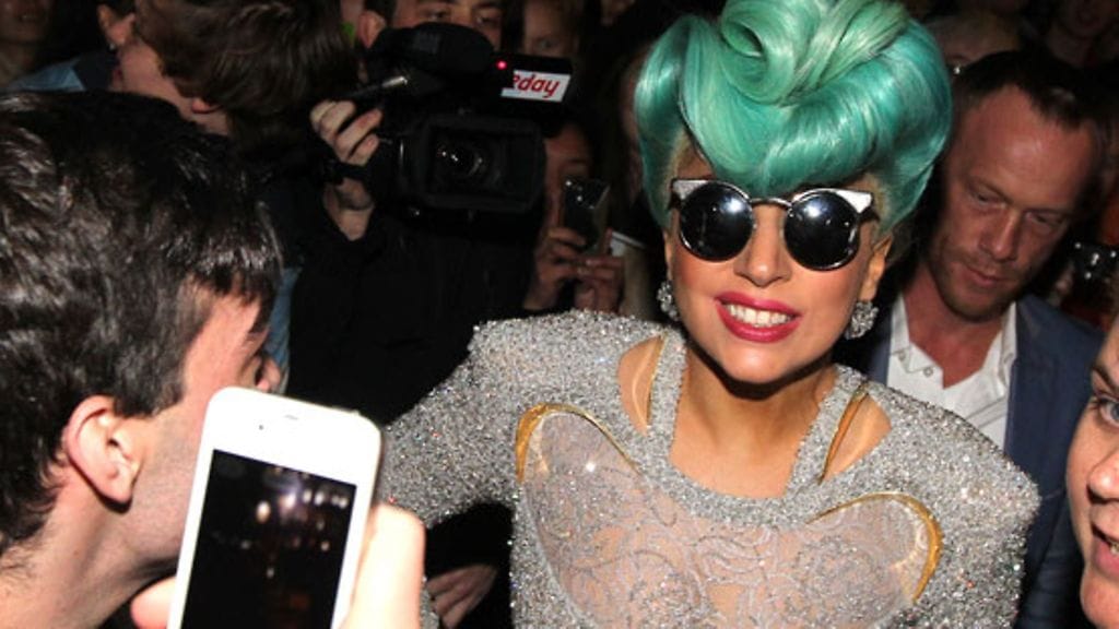 Fanit odottivat pop-tähti Madonnan saapumista W.E.-elokuvan ensi-iltaan Lontoossa.