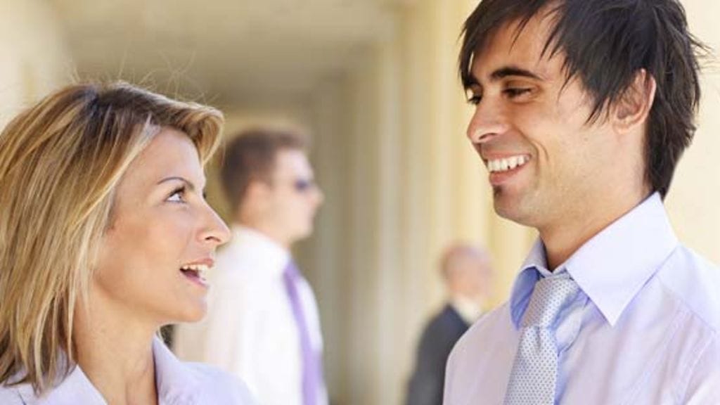 Näin nainen tuijottaa miestä.