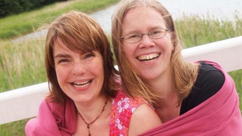 Doulat Veera ja Piia ovat synnyttäjän apuna.