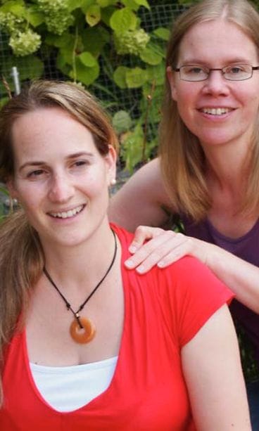 Doula Veera Gindonis hieroo asiakasta.