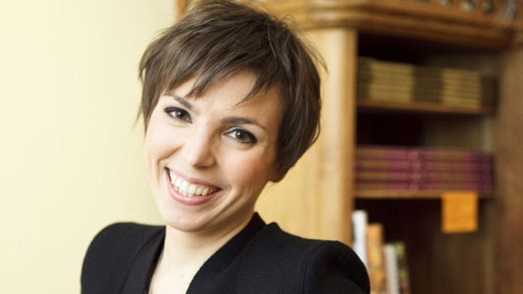 Kirpputorilta voi löytää aarteita, Noora Shingler muistuttaa.