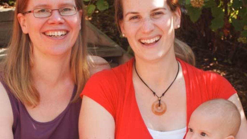 Doula Veera Gindonis hieroo asiakasta.