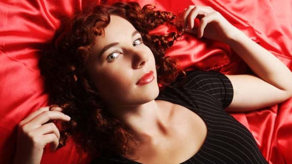 Varattu mies houkuttelee seksuaalisesti aktiivisia.