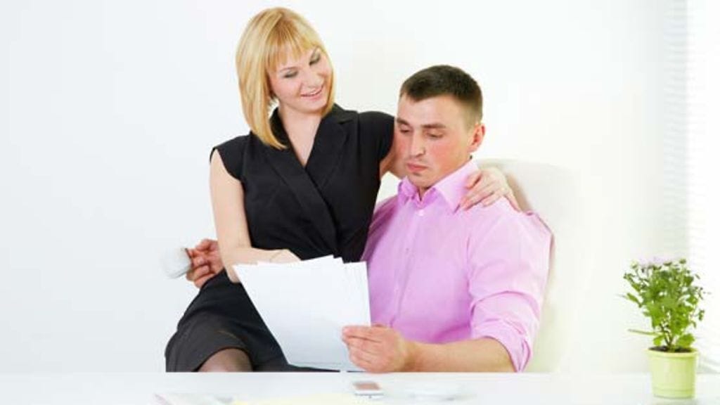 Harkitse työpaikkaromanssia tarkkaan.