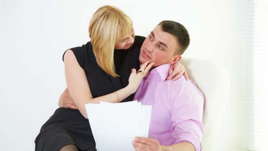 Työpaikkaromanssi voi romahduttaa itsetunnon.