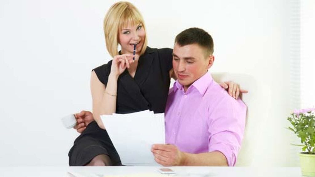 Työpaikkaromanssi voi romahduttaa itsetunnon.