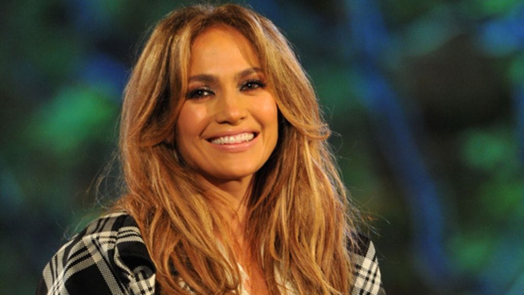 Jennifer Lopez säteilee hopeisessa leningissä.