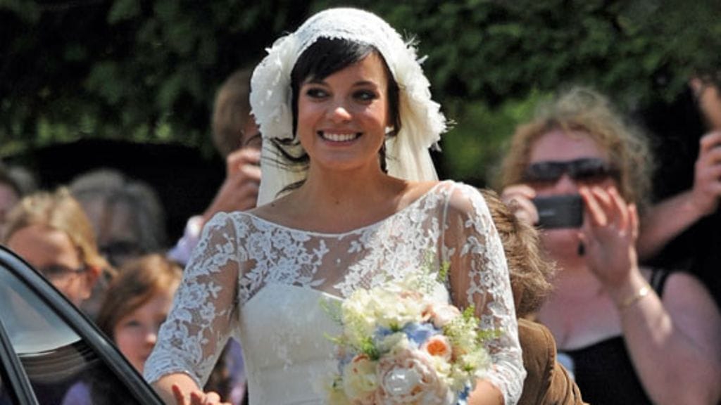 Lily Allenin hääpukuun kuului puolipitkät pitsihihat ja pitkä huntu.