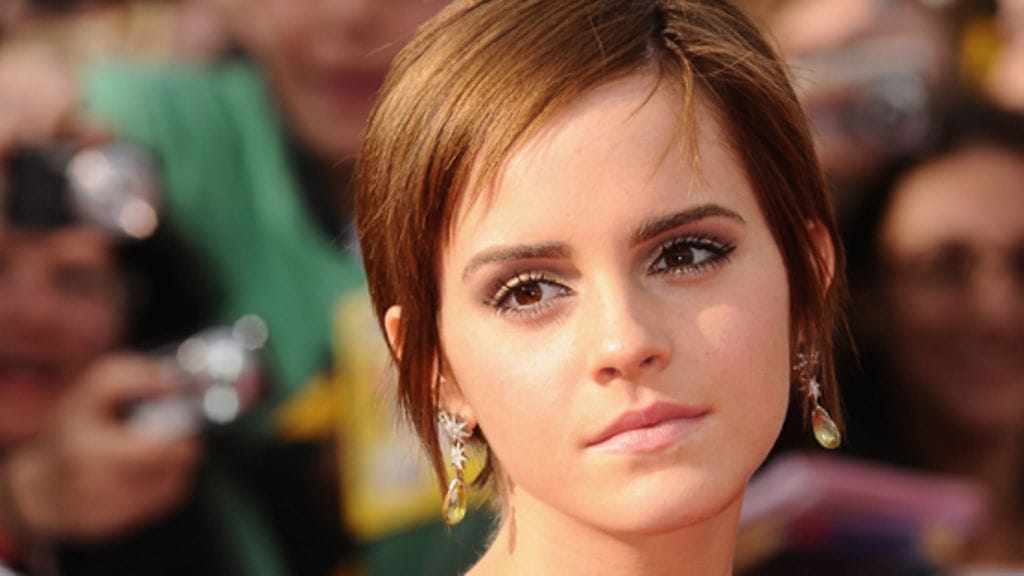 Emma Watson poseeraa upeana Ellen kannessa.