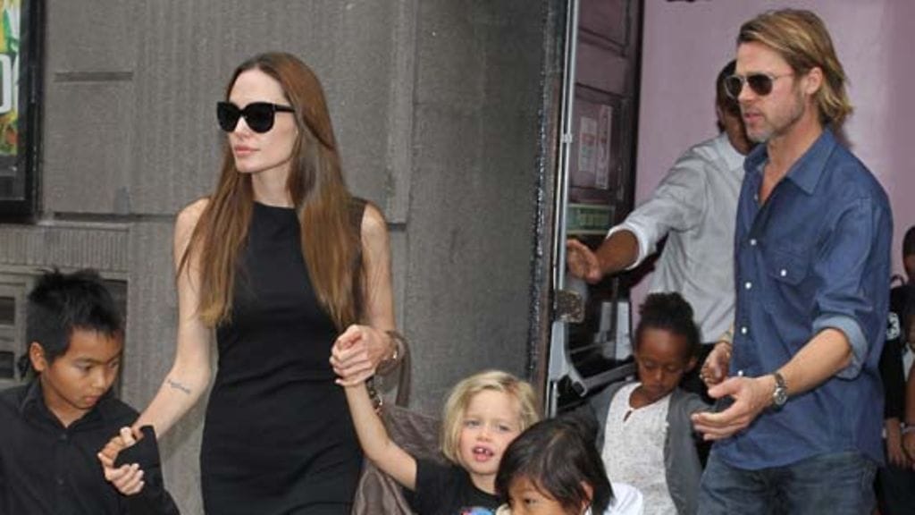 Angelina Jolie ja Brad Pitt lapsineen lähtivät Wicked-musikaalin esityksestä, Lontossa 6.8.2011.