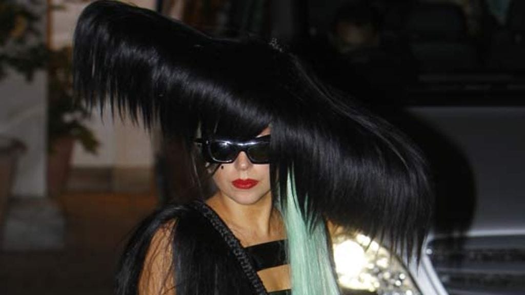 Lady Gaga irvisteli kuvaajille.