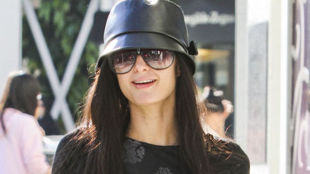 Paris Hilton näyttäytyi tummanpuhuvissa vaatteissa.