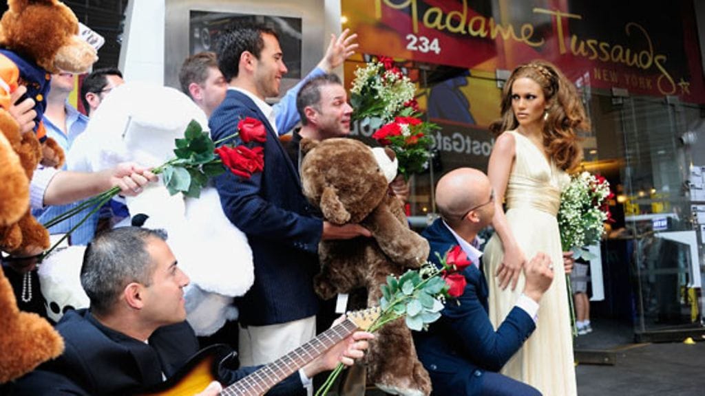 Jennifer Lopezilla riittäisi ottajia. Tässä kuitenkin kosiskellaan näköisvahanukkea.