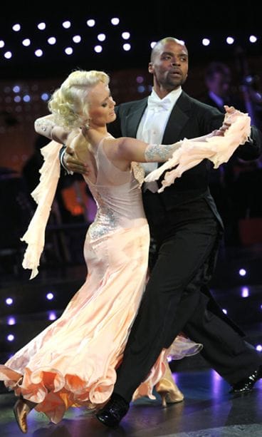 Tanssipari Jani Toivola ja Jutta Helenius tanssin pyörteissä Tanssii tähtien kanssa -ohjelmassa Helsingissä 6. marraskuuta 2011.