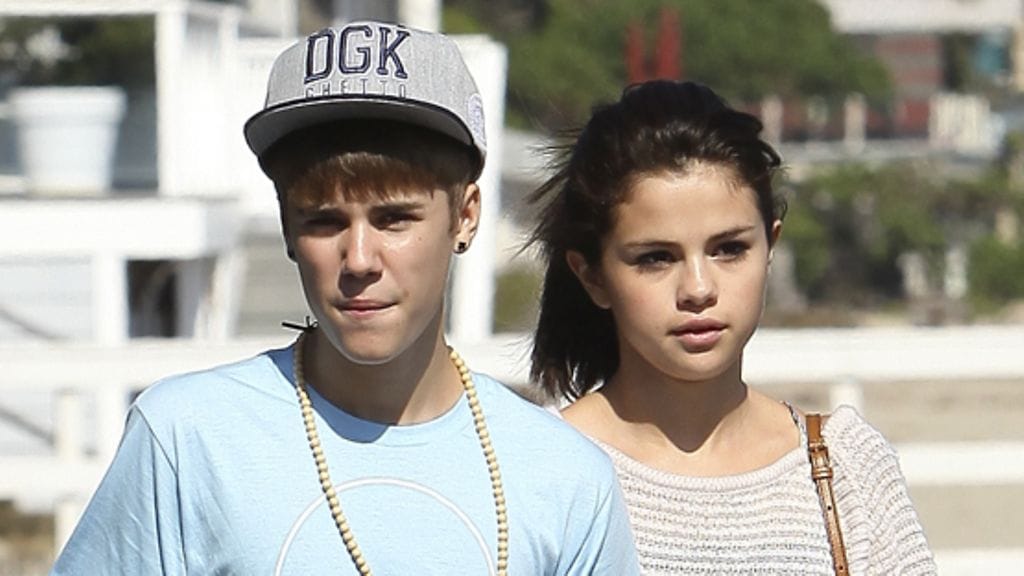 Nuori pariskunta etsi rauhallista paikkaa piknikilleen.