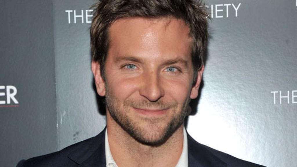 Bradley Cooper hurmaa hymyllään.