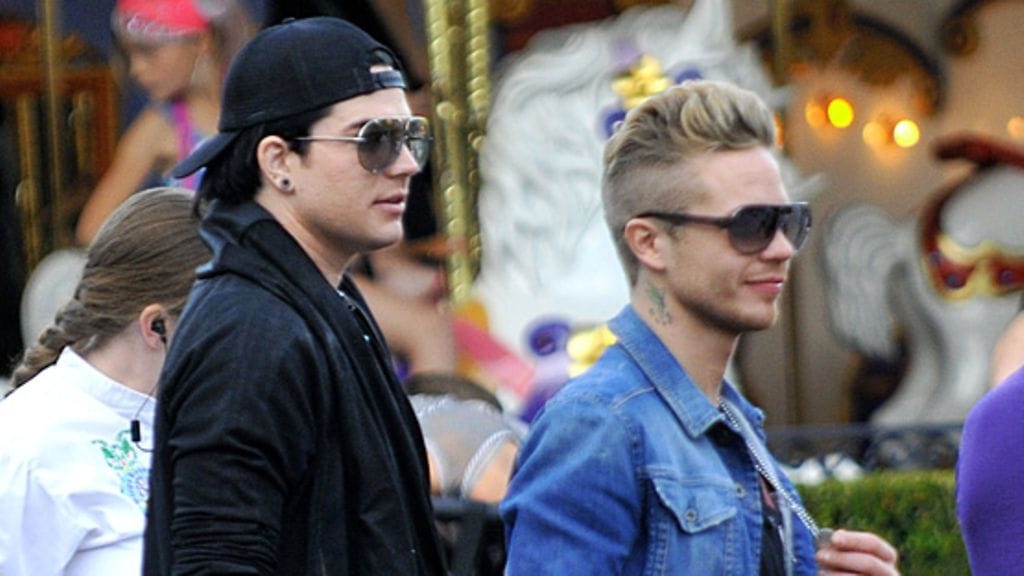 Adam Lambert ja Sauli Koskinen bongattiin Disney Landissa.