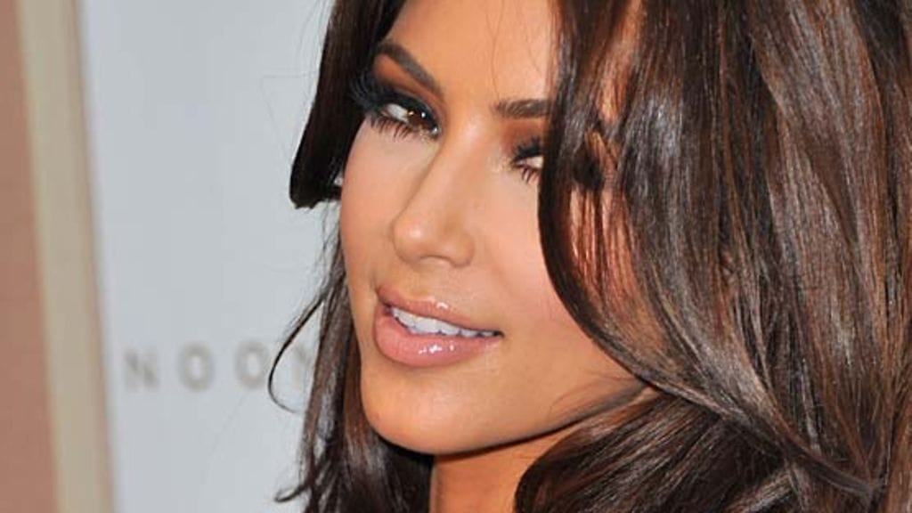 Tuore vaimo esitteli muhkeaa sormustaan ylpeänä kuvaajille.