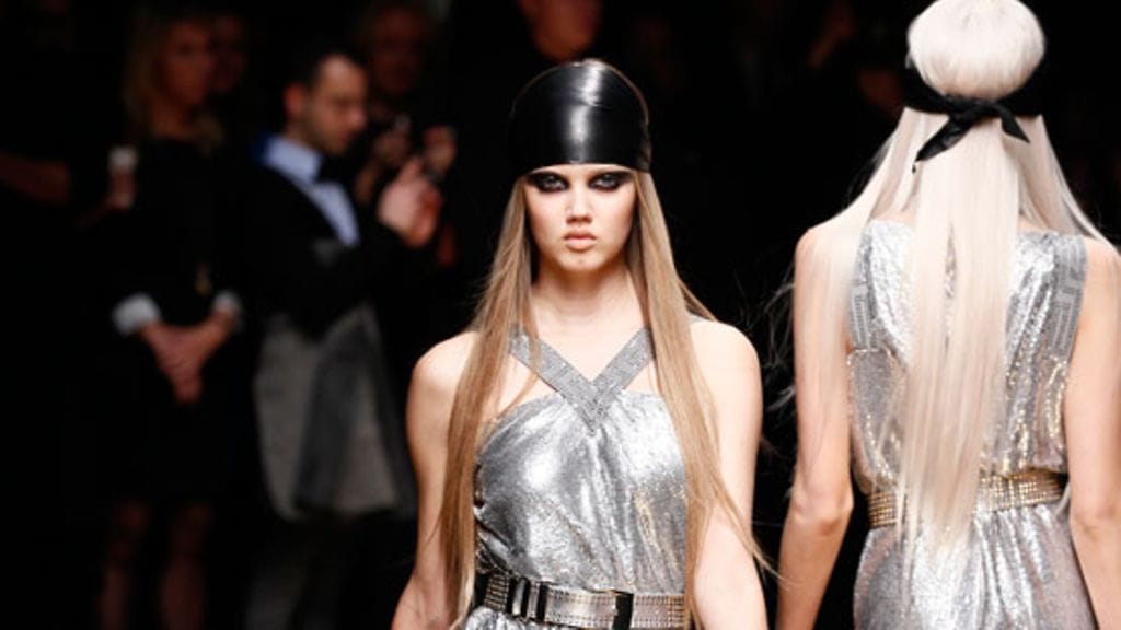 Uma Thurman ja Donatella Versace viihtyivät Versace for H&M -malliston lanseeraustilaisuudessa.