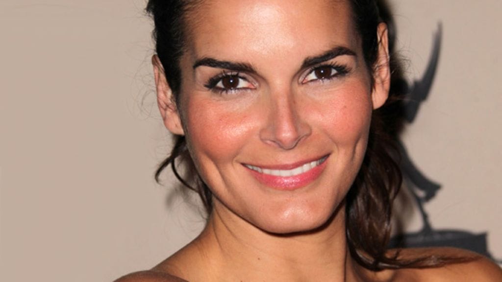 Angie Harmon on tuttu näyttelijätär Kova laki -sarjasta.