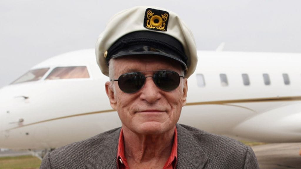 Seuraa perässä! 85-vuotias Hefner näyttää mallia lankutukseen.