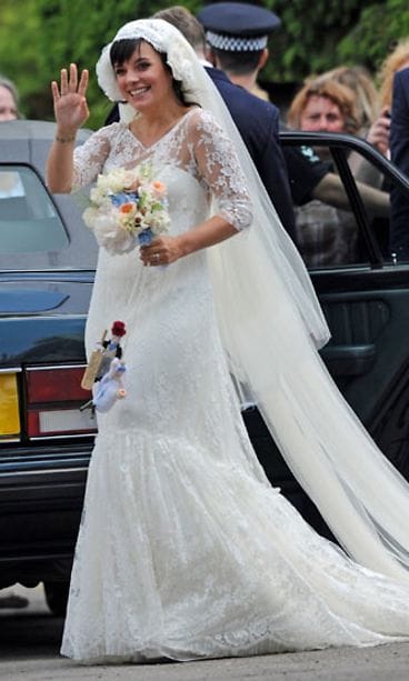 Lily Allenin hääpukuun kuului puolipitkät pitsihihat ja pitkä huntu.