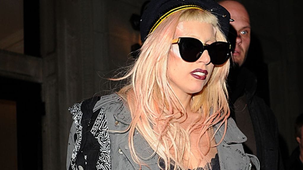 Tällaisia hyväntekeväisyysrannekkeita Lady Gaga myy nettisivuillaan Japanin katastrofin uhrien auttamiseksi.